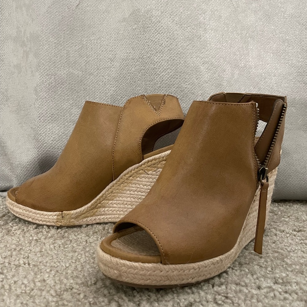 Tan wedges, new